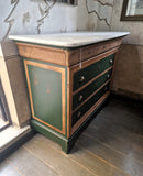 Cassettone laccato verde.