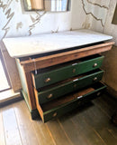 Cassettone laccato verde.