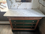 Cassettone laccato verde.