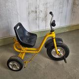 triciclo giallo visto lateralmente