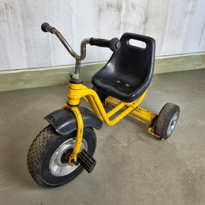 triciclo giallo visto frontalmente
