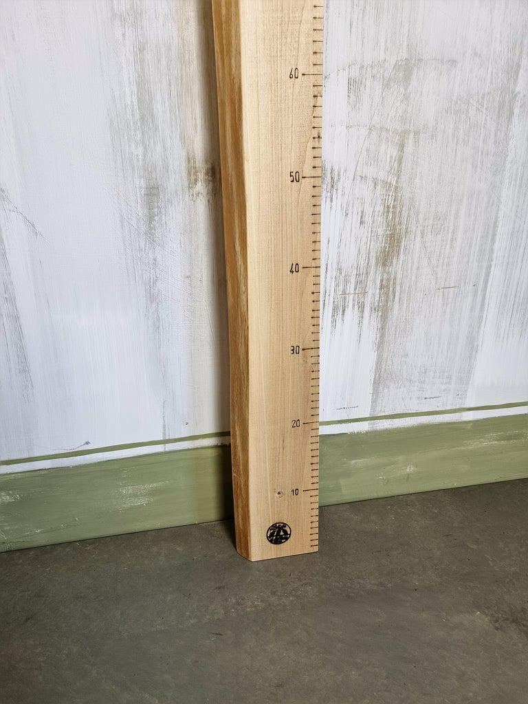dettaglio base del misuratore in legno