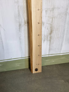 dettaglio base del misuratore in legno