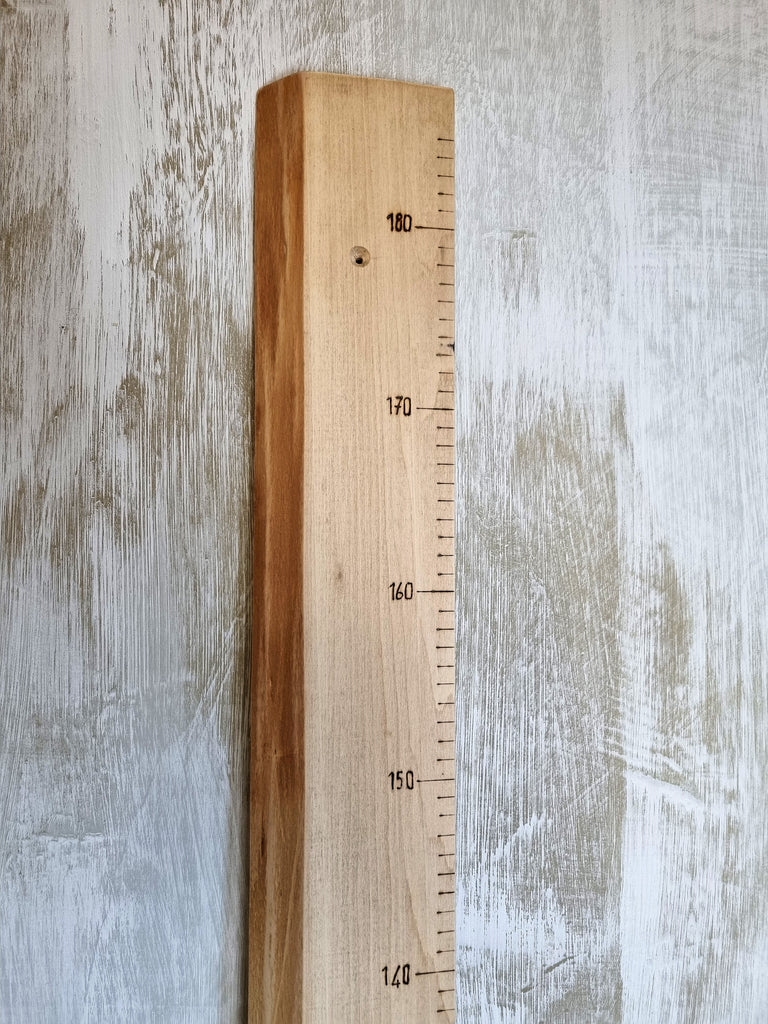 dettaglio parte finale del misuratore in legno