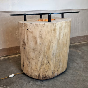 tavolino di tronco visto frontalmente con luce interna accesa