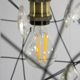 dettaglio lampadina del lampadario di fil di ferro